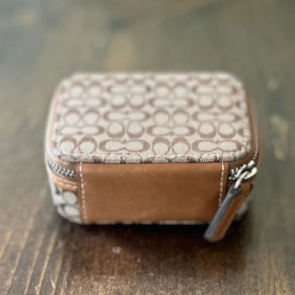 Coach Jewelry Medicine Case Signature Monogram Canvas Leather Tag Designer Y2K